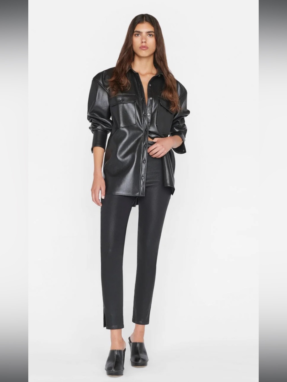 Frame The Jet Set Skinny Crop
In Noir Coated Size 2 NWT Black jeans
